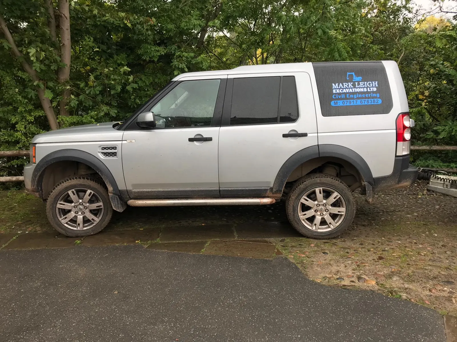 The Mark Leigh Excavations Land Rover at a job